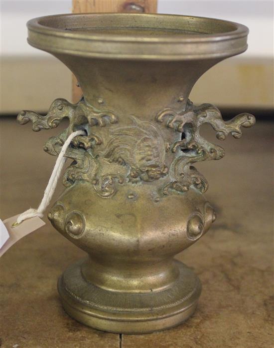 Bronze vase(-)